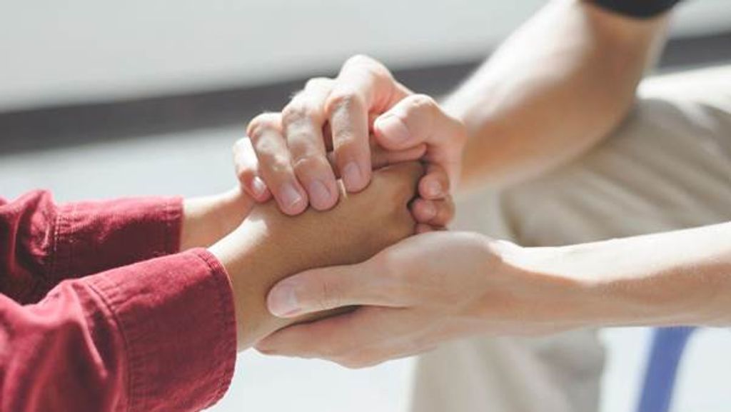 ידיים אוחזות ידיים בתמיכה